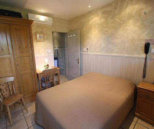 Logis Hotel Restaurant Hostellerie De La Tour Fontvieille Room photo