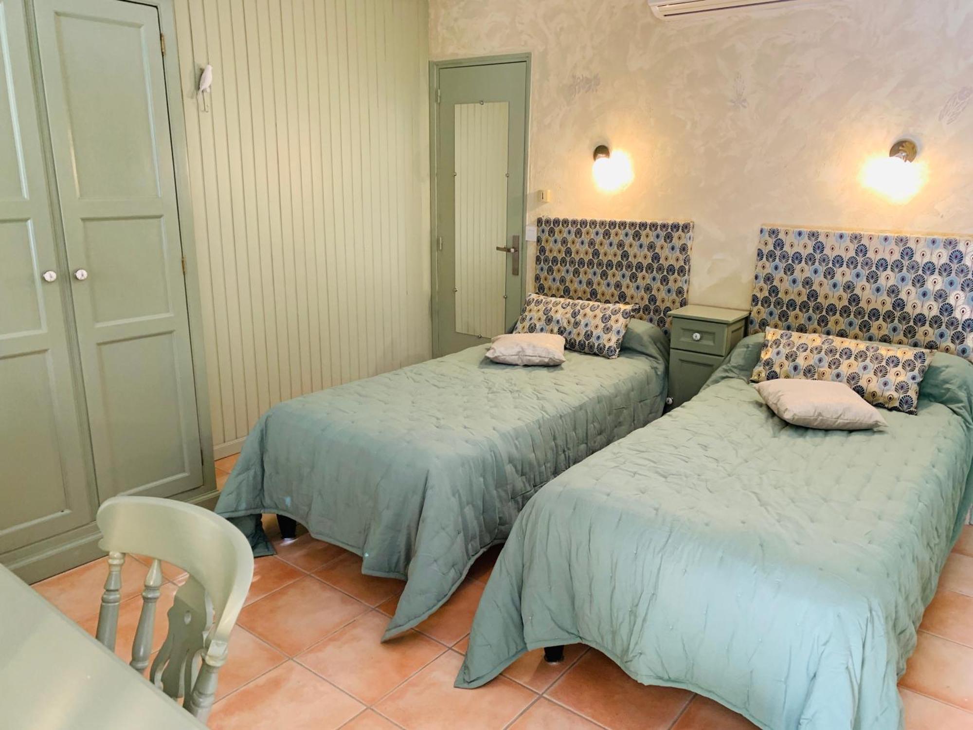 Logis Hotel Restaurant Hostellerie De La Tour Fontvieille Exterior photo